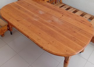 Mesa de madera con ruedas