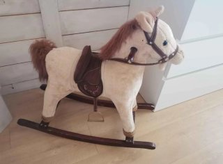 Caballito balancín de peluche