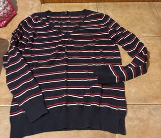 Jersey de rayas azul y rojo