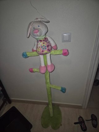 Percha infantil de peluche conejito