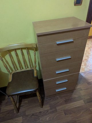 Cómoda de madera con 5 cajones