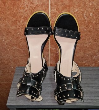Zapatos de tacón bajo con tachuelas