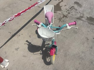 Bicicleta infantil con ruedines