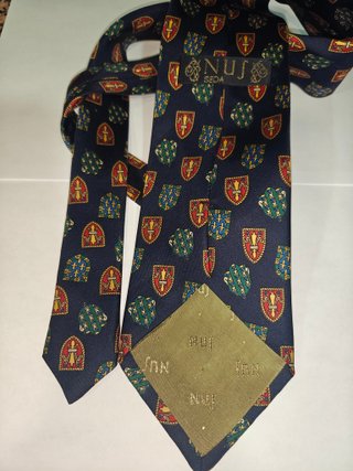Corbata de seda azul con escudos