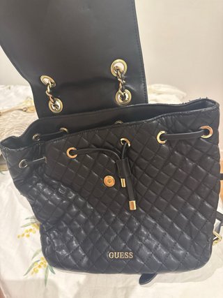 Mochila Guess negra acolchada