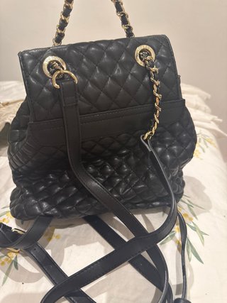 Mochila Guess negra acolchada