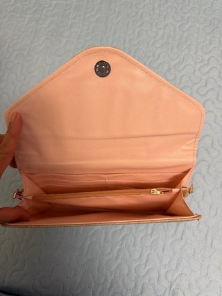 Bolso de fiesta beige con cadena dorada