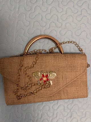 Bolso de fiesta beige con cadena dorada