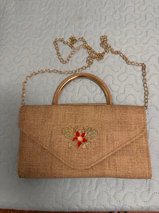 Bolso de fiesta beige con cadena dorada