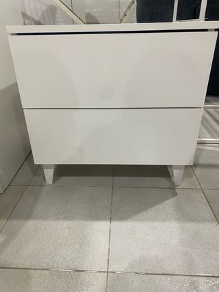 Mesita de noche blanca