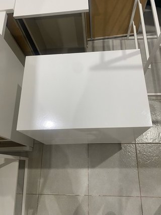 Mesita de noche blanca