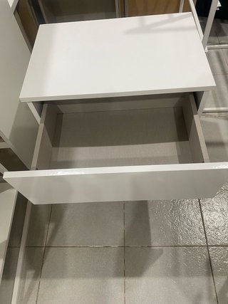 Mesita de noche blanca