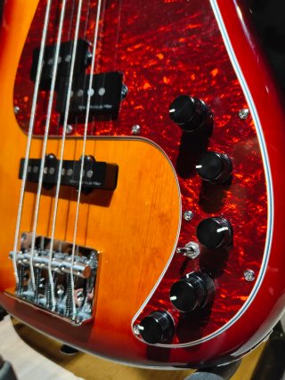 Bajo Marcus Miller Sire P7 Sunburst