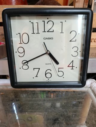 Reloj de pared Casio cuadrado