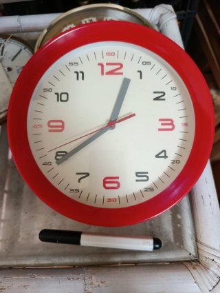 Reloj de pared rojo