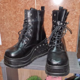 Botas negras con plataforma y adornos
