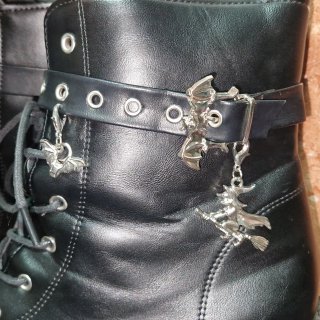 Botas negras con plataforma y adornos