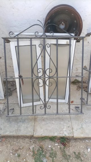 Reja de forja y ventana