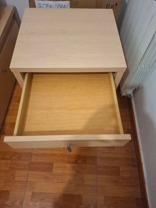 Cajonera de madera con ruedas