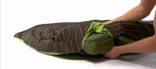 Cama camping doble plegable con edredon y sabanas.