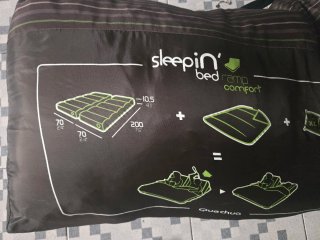 Cama camping doble plegable con edredon y sabanas.