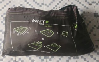 Cama camping doble plegable con edredon y sabanas.