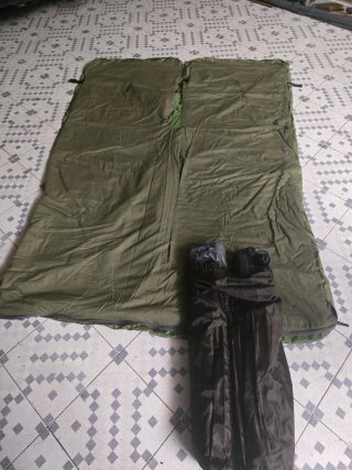 Cama camping doble plegable.