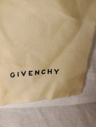 ELEGANTE Y ORIGINAL PAÑUELO DE GIVENCHY