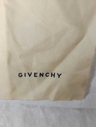 ELEGANTE Y ORIGINAL PAÑUELO DE GIVENCHY