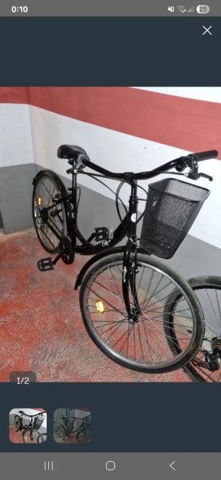 Bicicleta urbana negra con cesta