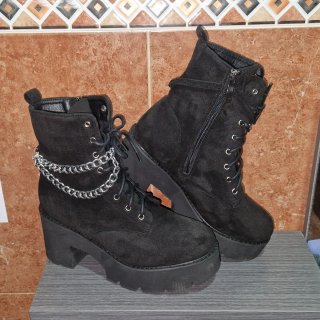 Botas negras con cadena