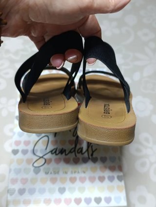Sandali neri con lacci elastici