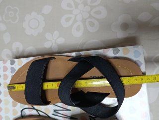 Sandali neri con lacci elastici
