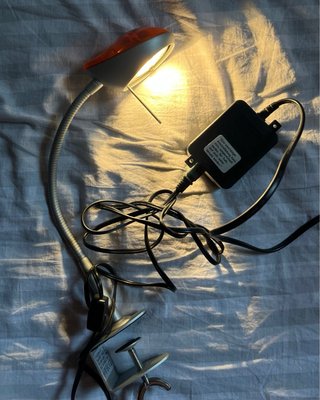 Lámpara de escritorio flexible con pinza