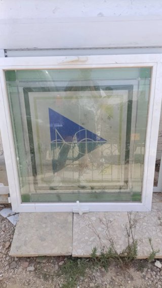 Ventana abatible con cristal decorado con persiana
