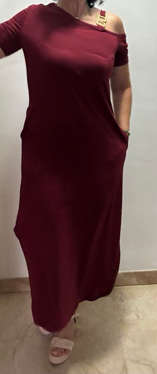 Vestido burdeos con detalle dorado en el hombro.