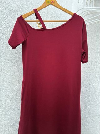 Vestido burdeos con detalle dorado en el hombro.