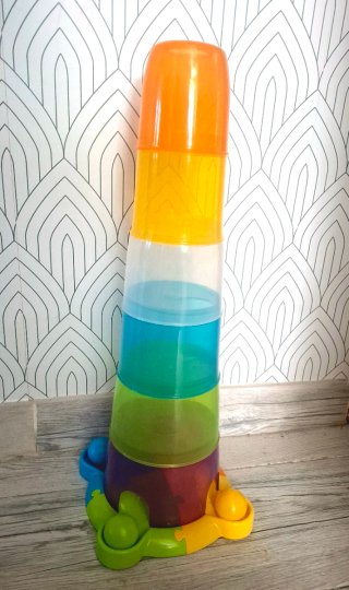 Torre apilatoria con palline e puzzle