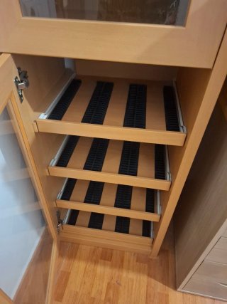 Vitrina de madera y cristal
