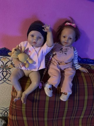 Muñeca cuerpo blandito y otra vinilovestidos y cal