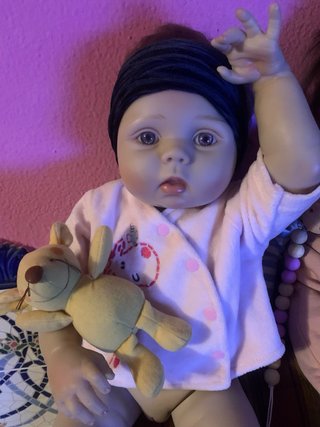 Muñeca cuerpo blandito y otra vinilovestidos y cal