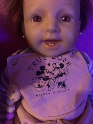 Muñeca cuerpo blandito y otra vinilovestidos y cal