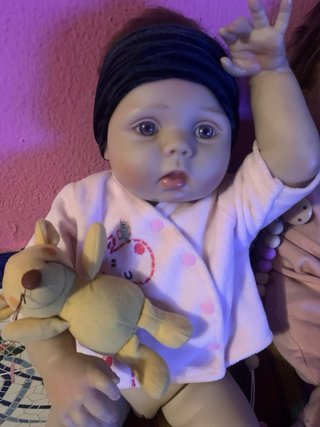 Muñeca cuerpo blandito y otra vinilovestidos y cal