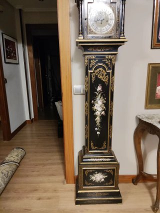 Reloj de pie antiguo negro y dorado