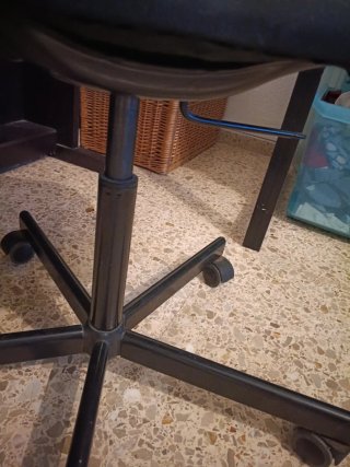 Silla de escritorio de  Ikea negra.