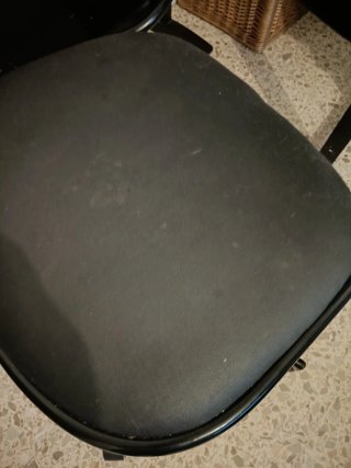 Silla de escritorio de  Ikea negra.