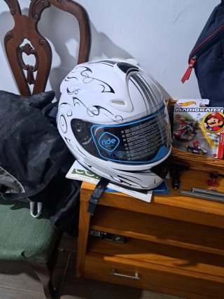 Casco de moto blanco con diseño