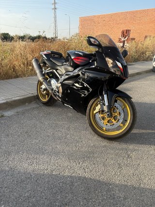 Aprilia RSV1000 Factory Negra y Dorada