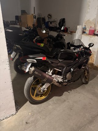 Aprilia RSV1000 Factory Negra y Dorada
