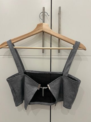 Top plateado y falda pantalón negra Zara